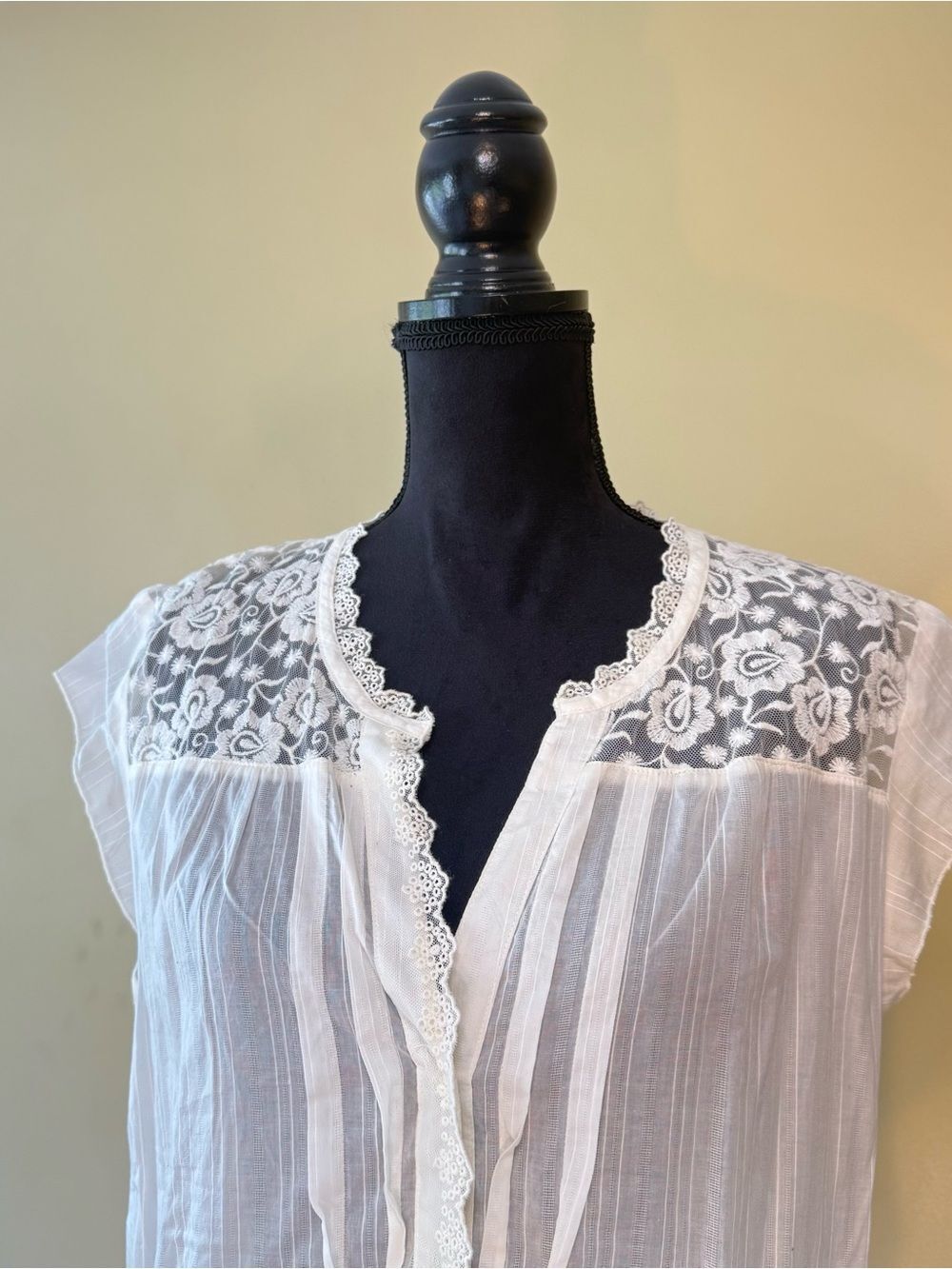 Eddie Bauer Women's XL Ivory Cotton Lace Blouse Pintuck Cap Sleeve Button Down - Picture 2 of 12